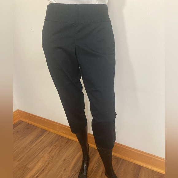 Banana Republic Pants - Women's Black Capris Pants
Item# TScpc15
